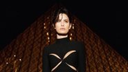 Supermodelo Isabeli Fontana posa usando vestido de marca de luxo em frente a ponto turístico de Paris e ao lado de cantora famosa - Foto: Reprodução / Instagram