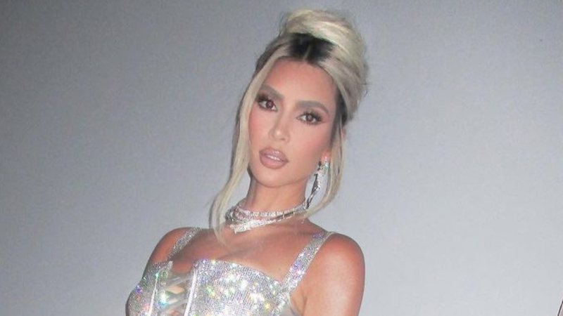 Com decote no limite e sem calcinha, Kim Kardashian ostenta curvas em vestido brilhante - Reprodução/Instagram
