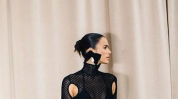 Atriz Bruna Marquezine publicou fotos com o vestido preto de renda de grife famosa para qual desfilou e deixou fãs impressionados - Foto: Reprodução / Instagram