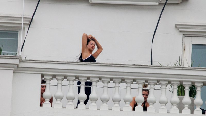 Dua Lipa é clicada fazendo exercícios físicos em hotel luxuoso no Rio de Janeiro e surpreende com beleza - Fotos: JC Pereira e Gabriel Rangel (AgNews)