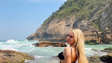 Gabi Lopes posa de frente e costas com biquíni preto minúsculo em praia paradisíaca no Rio de Janeiro - Foto/Instagram
