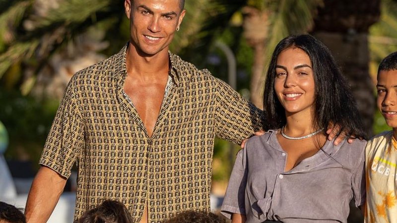 Georgina Rodríguez reúne os filhos com Cristiano Ronaldo em cliques raros durante passeio luxuoso em avião particular - Foto/Instagram