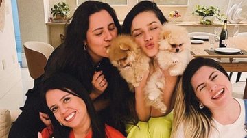 Juliette apareceu ao lado de suas amigas e seus cachorrinhos - Reprodução: Instagram