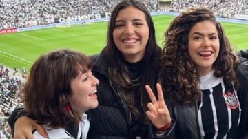 Klara Castanho e Maisa assistem jogo do Corinthians juntas - Reprodução/Twitter