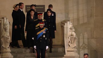 Príncipe Harry e William aparecem uniformizados com roupas do exército em vigília ao caixão da Rainha Elizabeth II - Foto/Getty Images