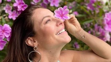 Paolla Oliveira apareceu sorridente com flores - Reprodução: Instagram