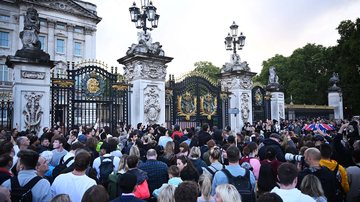 População britânica no palácio de Buckingham - Foto: Getty Images