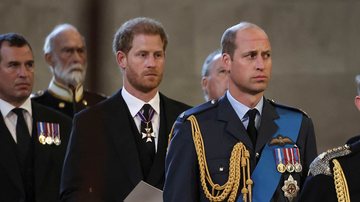 Príncipe Harry não usou o uniforme militar, que foi o traje do seu irmão, o príncipe William - Foto: Getty Images