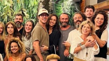 Rafa Kalimann e José Loreto apareceram abraçados em foto de encontro com elenco de Pantanal - Reprodução: Instagram