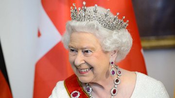 Rainha Elizabeth II usando a tiara Girls of Great Britain, que era uma de suas favoritas - Foto: Getty Images
