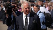 Rei Charles III aparece de preto em sua primeira aparição pública no Palácio de Buckingham - Foto: Getty Images