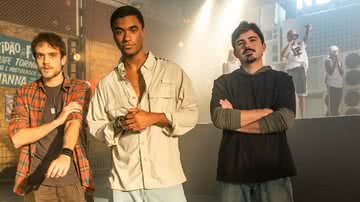 O ator Isacque Lopes, de Vai na Fé, como Ben, ao lado de Matheus Polis e Marcus Maria - Foto: Reprodução/Globo