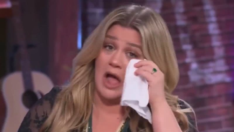 Cantora Kelly Clarkson cai no choro por conselho de ator que sofre com dislexia, motivo pelo qual filha da artista está sofrendo bullying - Foto: Reprodução / Instagram