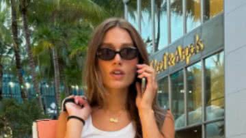 Modelo Sasha Meneghel opta por look cheio de tendência enquanto passeia por Miami, nos Estados Unidos - Foto: Reprodução / Instagram