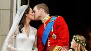 O famoso beijo entre Príncipe William e Kate Middleton no "casamento de conto de fadas" teve um diálogo nos bastidores - Foto: Getty Images