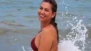 Lívia Andrade rouba a cena ao empinar corpaço no mar - Reprodução/Instagram