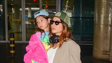 Sabrina Sato e a filha, Zoe, no aeroporto - Fotos: Araújo / AgNews