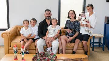 Juliano Cazarré e Leticia Cazarré com os filhos, Gaspar, Inácio, Maria Madalena, Maria Guilhermina e Vicente - FOTOS: PAMELA MIRANDA