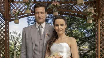 Casamento de Marino (Leandro Lima) e Lucinda (Débora Falabella) na novela Terra e Paixão - Fotos: Globo/Léo Rosario