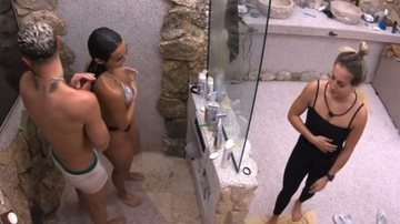 Bruna Griphao observa o banho de Fred e Larissa no BBB 23 - Foto: Reprodução / Globo