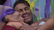 Fred Nicácio cai no choro e é consolado por Domitila - Reprodução/Globo