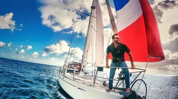 O ator Max Fercondini em seu veleiro - Foto: Reprodução/Instagram @maxfercondini