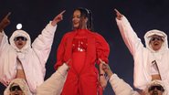 Cantora Rihanna se apresentou no show do intervalo do Super Bowl e não economizou na hora dos acessórios - Foto: Reprodução / Getty Images