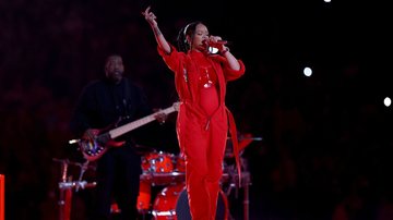 A cantora Rihanna durante apresentação no intervalo do SuperBowl - Foto: Getty Images