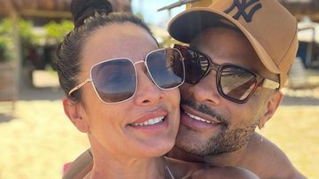 Scheila Carvalho exibe corpaço em fotos com Tony Salles na praia - Reprodução/Instagram