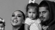 Virginia e Zé Felipe posaram com as filhas para foto em família - Reprodução: Instagram/Foto: ErnnaCost