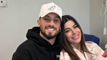 Alex Telles e Vitora Telles anunciam o nascimento da filha, Antonella - Foto: Reprodução / Instagram