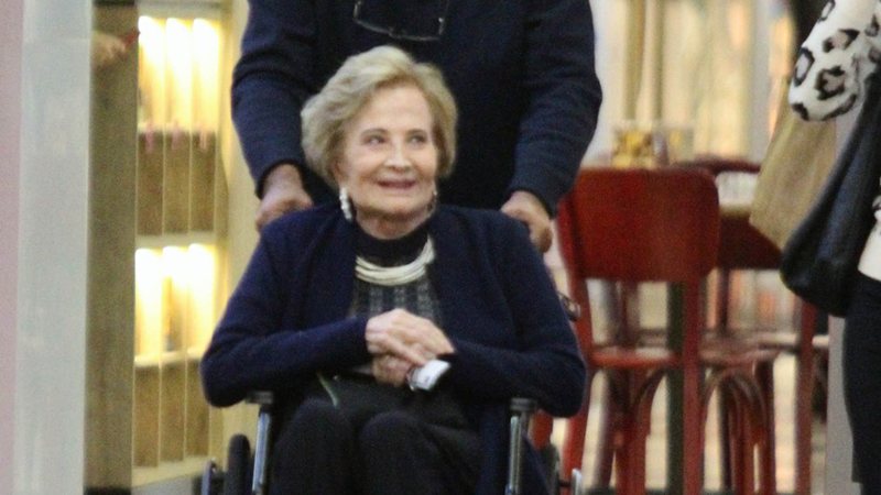 Gloria Menezes é vista de cadeira de rodas em ida ao teatro - Fotos: Adão / AgNews
