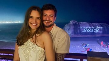 A atriz Juliana Paiva e o novo namorado, Danilo Partezani, posando em foto comemorando o Ano Novo - Foto: Reprodução/Instagram @juulianapaiva