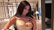 Kim Kardahian posou para selfies com vestido longo decotado - Reprodução: Instagram