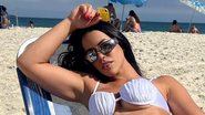 De biquíni branco, Larissa Tomásia ostenta corpão na praia - Reprodução/Instagram