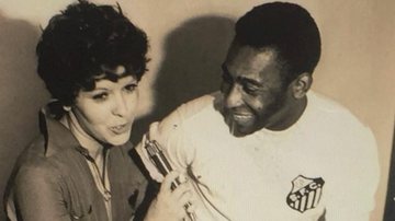 A jornalista Cidinha Campos em entrevista com o jogador Pelé, no fim da década de 60 - Foto: Reprodução/Instagram @cidinhacamposoficial