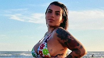 Petra Mattar exibe o barrigão ao surgir de biquíni na praia - Reprodução/Instagram