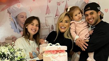 Virginia Fonseca, Poliana Rocha, Zé Felipe e as bebês Maria Alice e Maria Flor, em festa de aniversário - Foto: Reprodução/Instagram @poliana