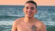 João Gomes posa sem camisa na praia - Reprodução/Instagram