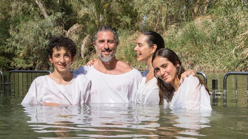 Marcos Mion com sua família no Rio Jordão - Foto: Reprodução / Instagram