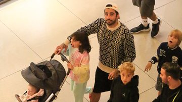 Pedro Scooby assume passeio com os filhos no shopping - Fotos: Edson Aipim/ Agnews