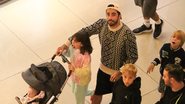 Pedro Scooby assume passeio com os filhos no shopping - Fotos: Edson Aipim/ Agnews