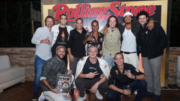 Os integrantes das bandas Fuze e Ponto de Equilíbrio e o cantor Renan Guerra se divertem durante jantar da Rolling Stone Brasil - FOTOS: FABRIZIA GRANATIERI