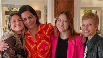 Filhas de Gugu Liberato, Marina e Sofia com a madrinha e a mãe - Foto: Reprodução / Instagram