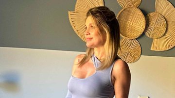 Flávia Alessandra exibe curvas impecáveis ao apostar em vestido justinho - Reprodução/Instagram