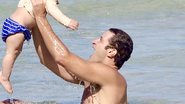 Leandro Lima curte dia na praia com o filho caçula, Toni - Fotos: Fabricio Pioyani / AgNews