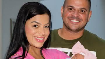 Evelyn Regly deixa a maternidade com a filha, Alana, e o marido, Diego - Fotos: Victor Chapetta -  Agnews