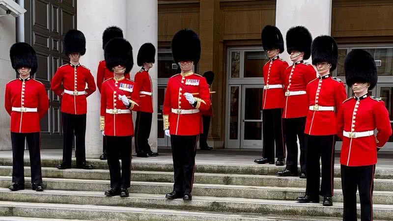 Foto de guardas britânicos usando chapéu feito de pele de urso - Foto: Reprodução/Instagram @grenadier.guards
