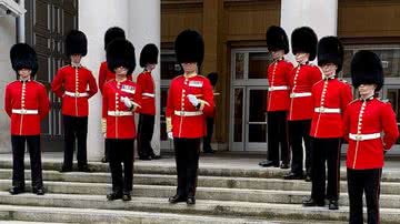 Foto de guardas britânicos usando chapéu feito de pele de urso - Foto: Reprodução/Instagram @grenadier.guards