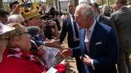 Rei Charles III conversou e apertou as mãos de admiradores perto do Palácio de Buckingham - Foto: Getty Images